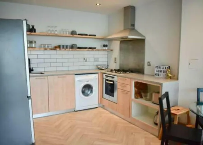 2 Bed Bright And Modern Flat In The Centre