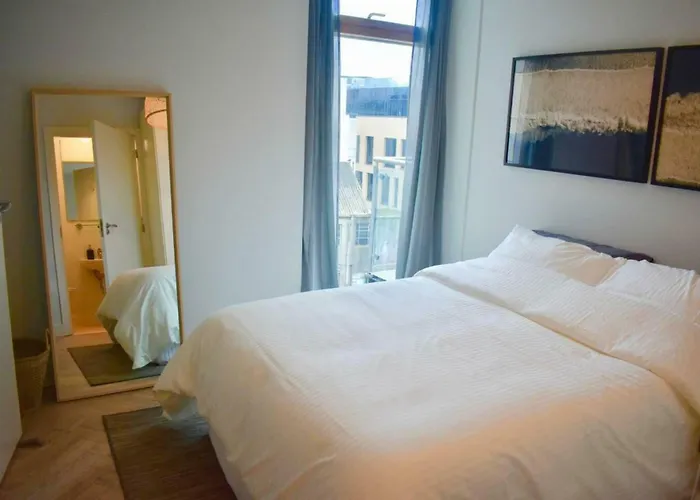 2 Bed Bright And Modern Flat In The Centre *