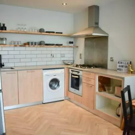 2 Bed Bright And Modern Flat In The Centre