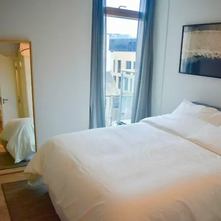 2 Bed Bright And Modern Flat In The Centre *